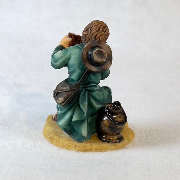 Grandeur Noel 2001 Bethlehem Village Man w/ Campfire O'Well Porcelain Resin - Picture 4 of 10